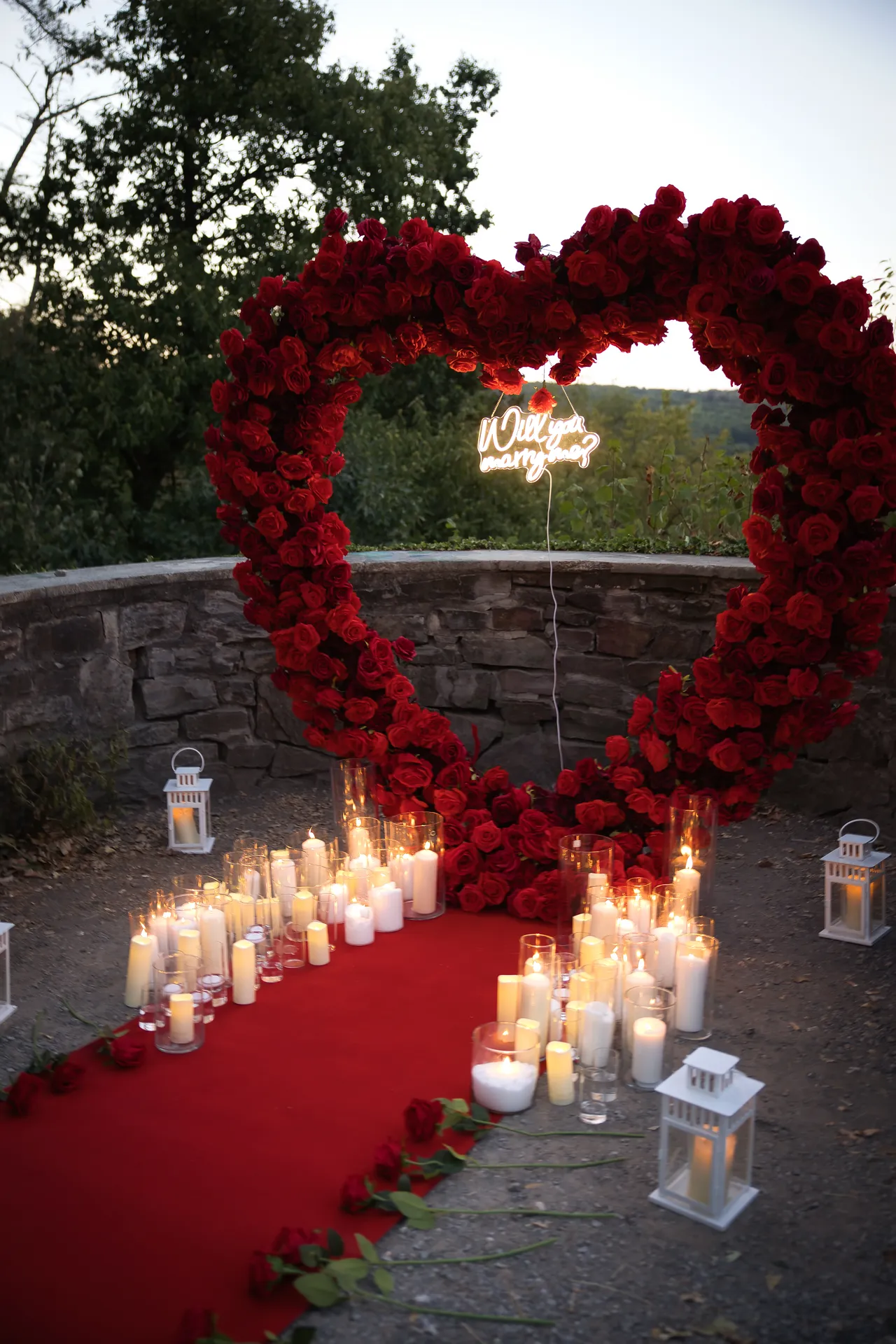 Roter Teppich und Laternen vor dem Rosenherz am Baldeneysee