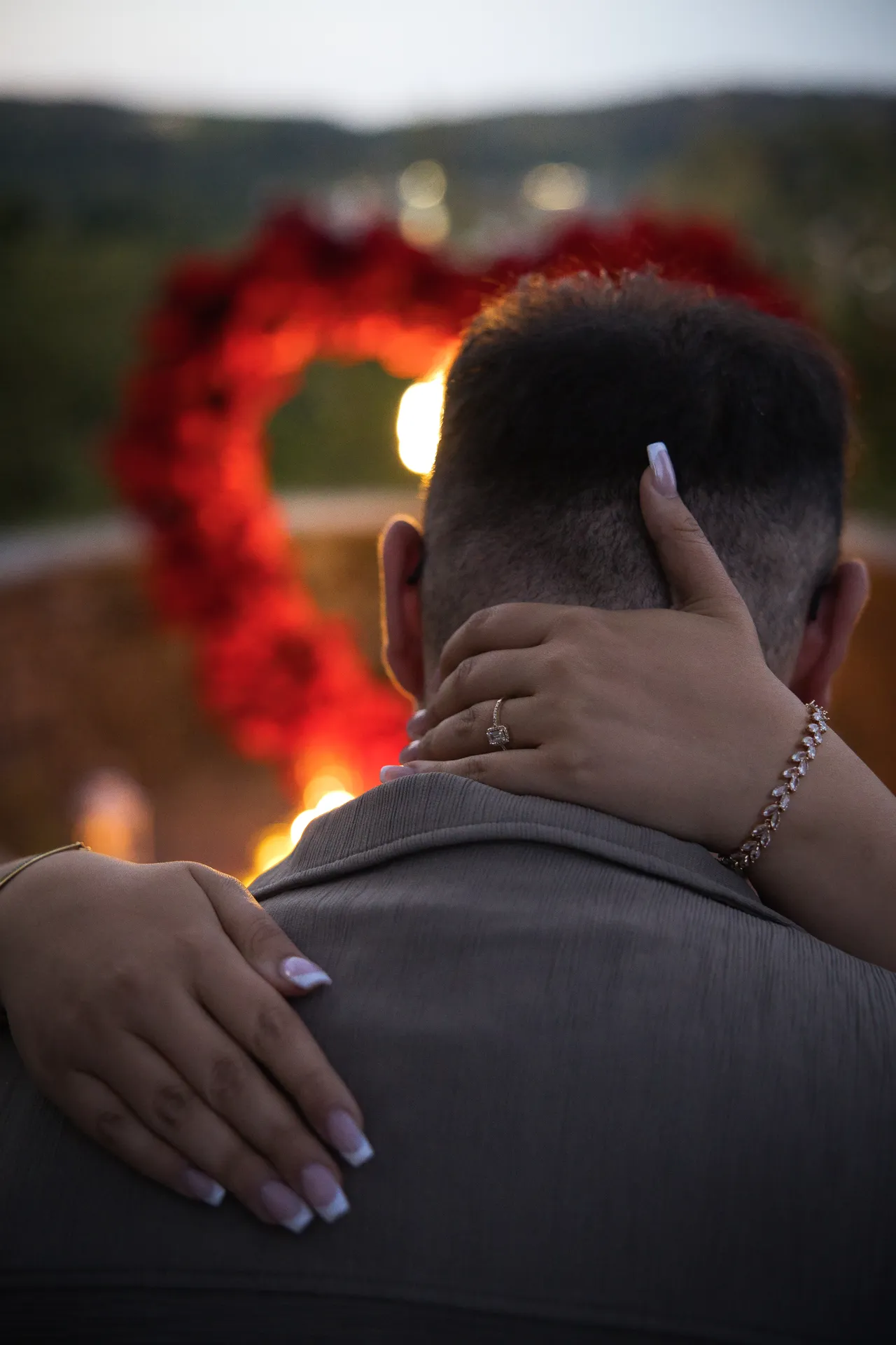 Paar vor der Heiratsantrag-Dekoration in Essen