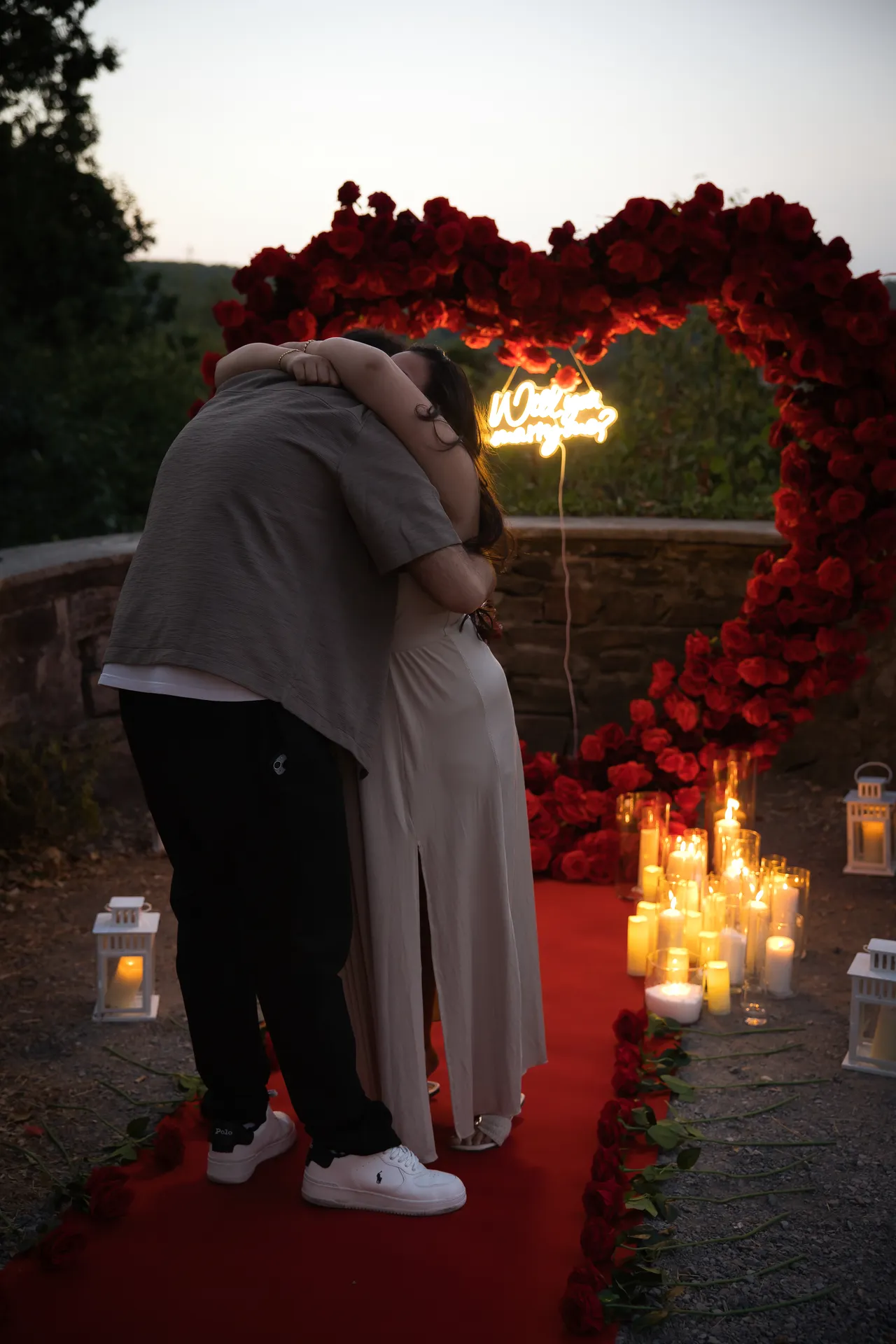 Umarmung nach dem Heiratsantrag am Baldeneysee