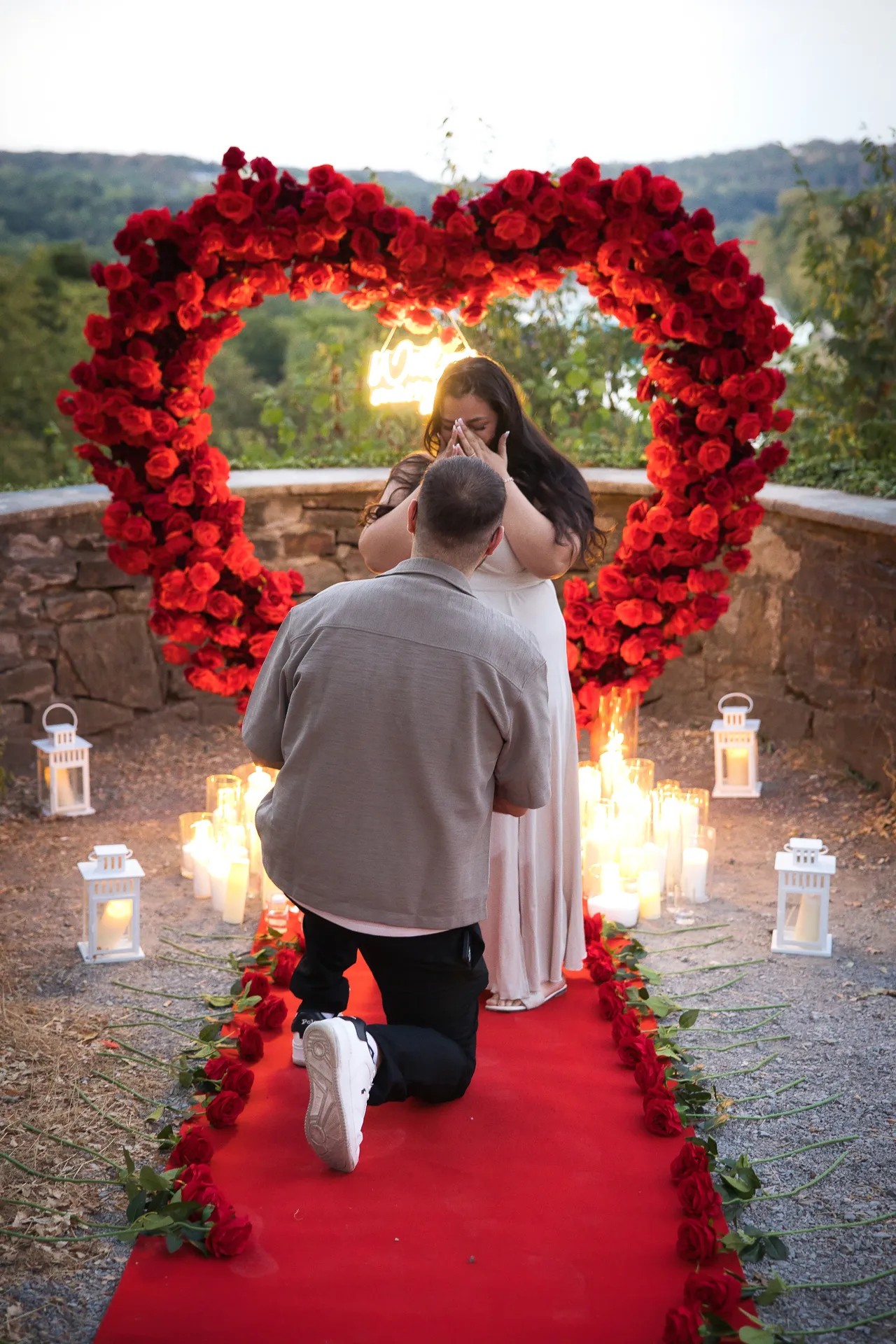Heiratsantrag vor dem Rosenherz am Baldeneysee