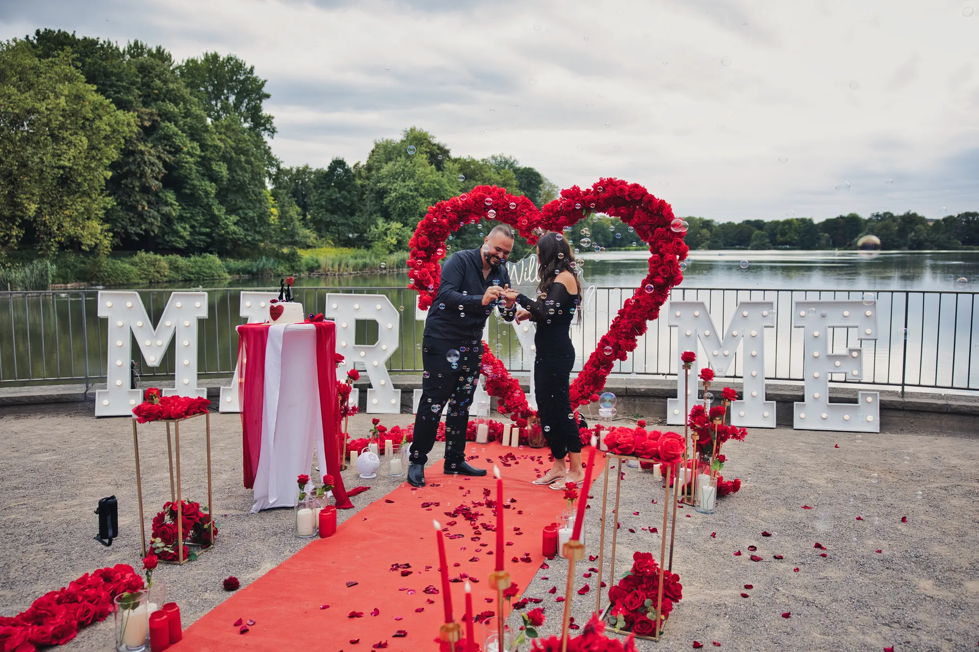 Heiratsantrag am Berger See in Gelsenkirchen: der Ring wird überreicht