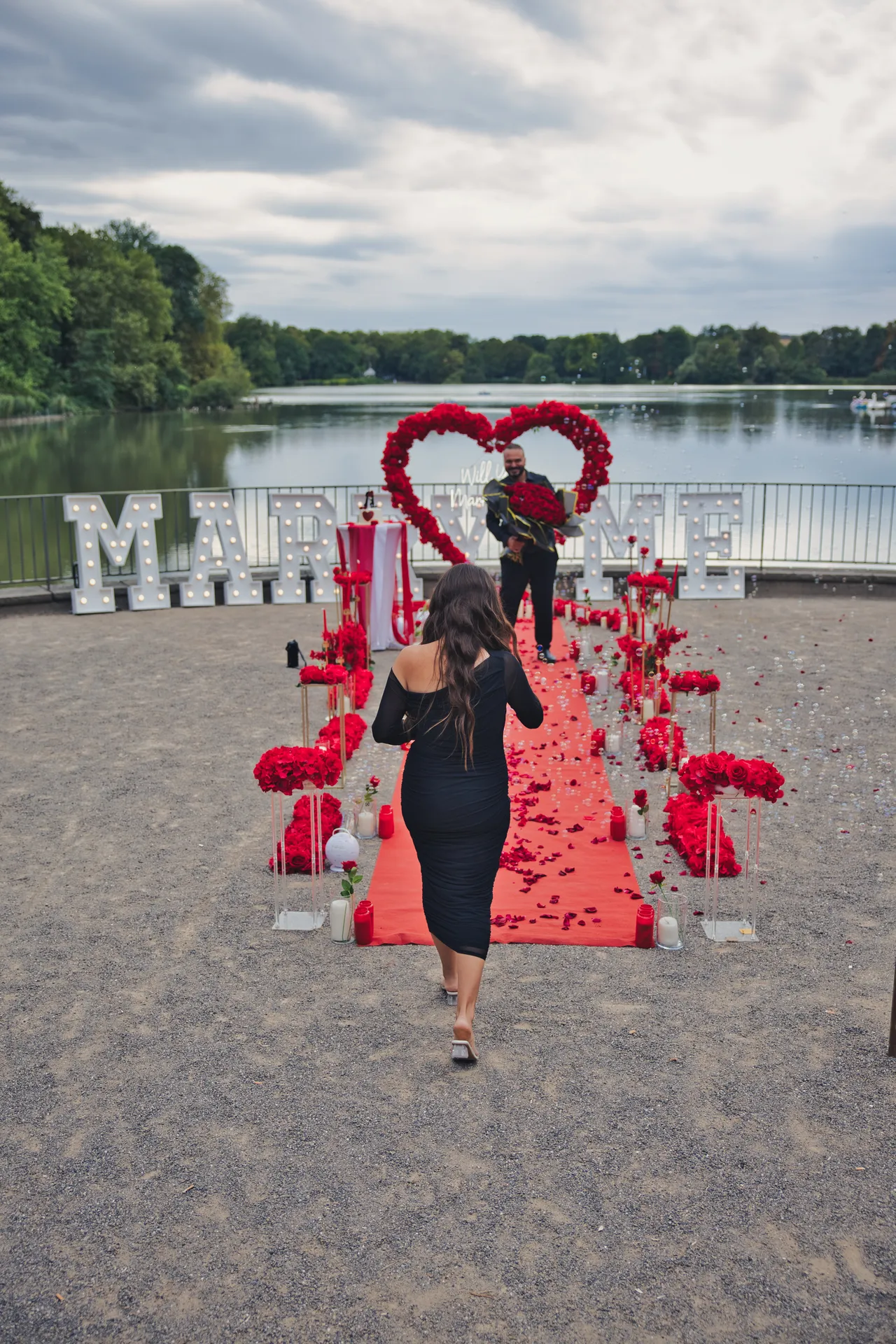 Weg über den roten Teppich zum Heiratsantrag am Berger See in Gelsenkirchen