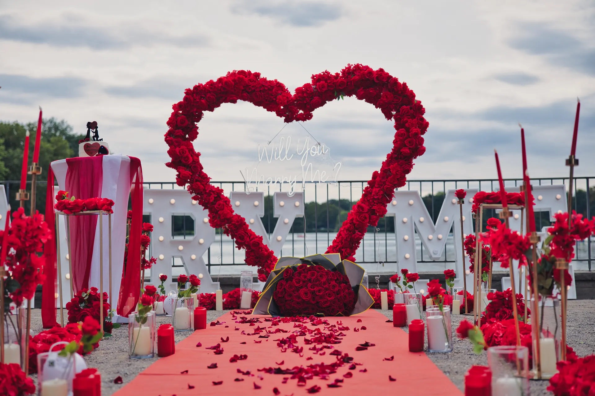 Heiratsantrag-Dekoration am Ufer des Berger Sees in Gelsenkirchen mit Blick aufs Wasser