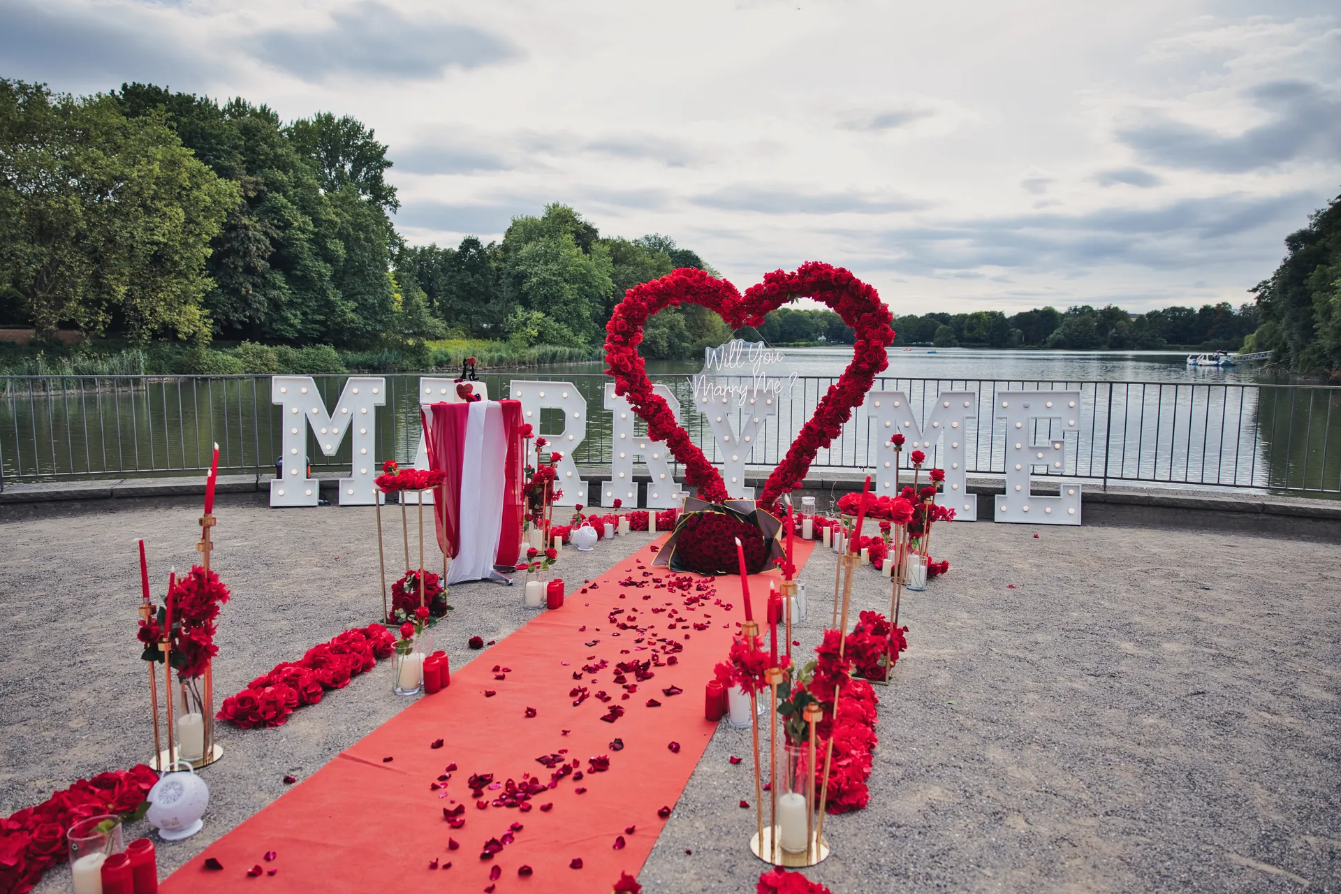 Heiratsantrag am Berger See in Gelsenkirchen mit Rosenherz und MARRY ME Buchstaben