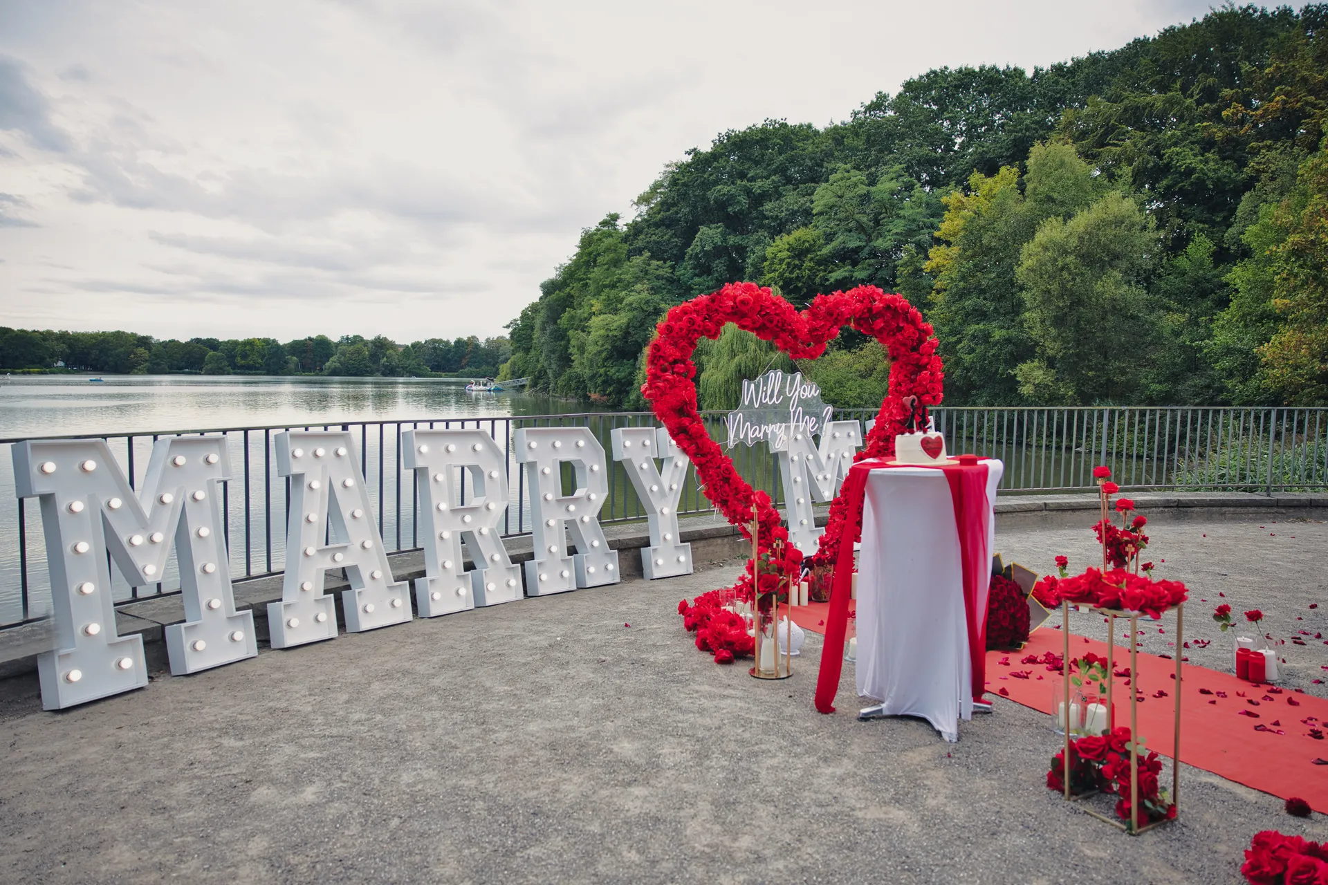 MARRY ME Leuchtbuchstaben und Rosenherz am Berger See in Gelsenkirchen