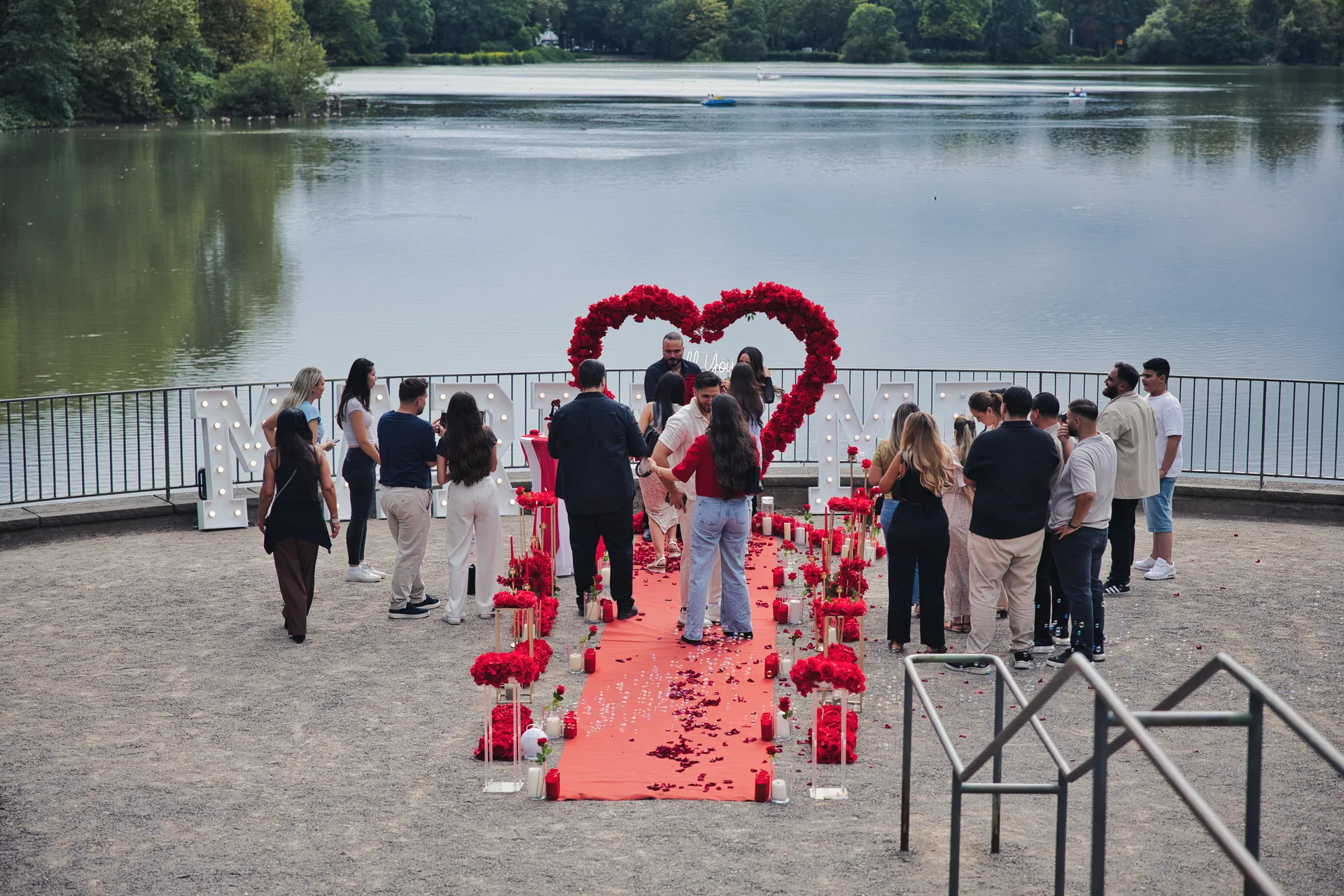 Freunde und Familie beim Heiratsantrag am Berger See in Gelsenkirchen