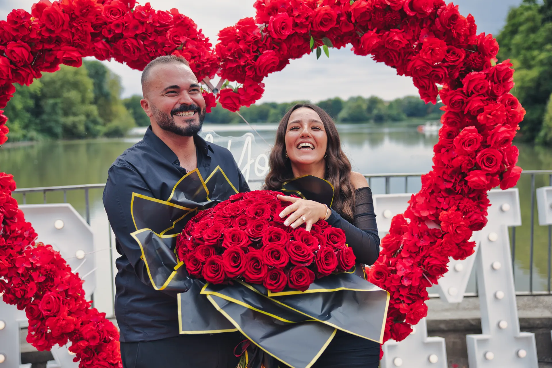 Glückliches Paar vor dem Rosenherz nach dem Heiratsantrag in Gelsenkirchen