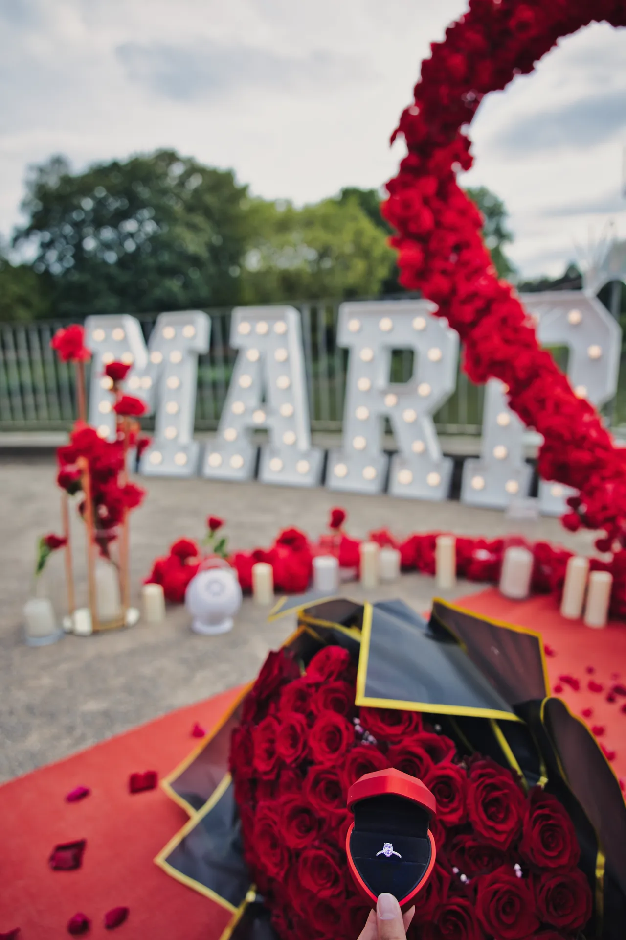 Verlobungsring und Rosenstrauß vor MARRY ME Dekoration in Gelsenkirchen