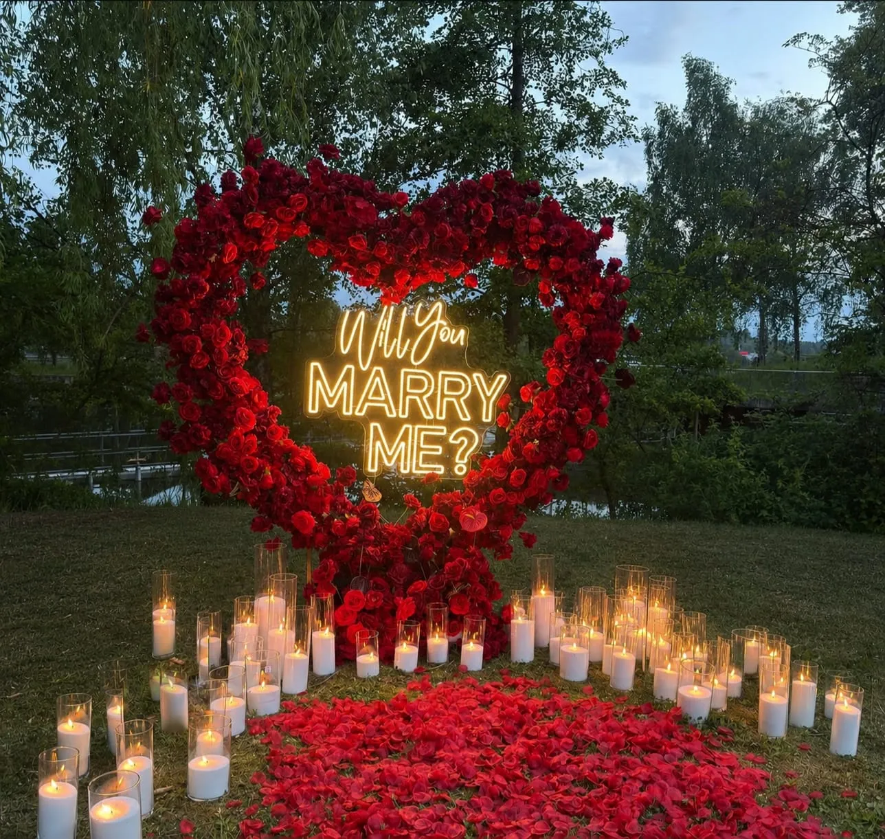 Romantische Heiratsantrag-Dekoration mit Blumen und Kerzen