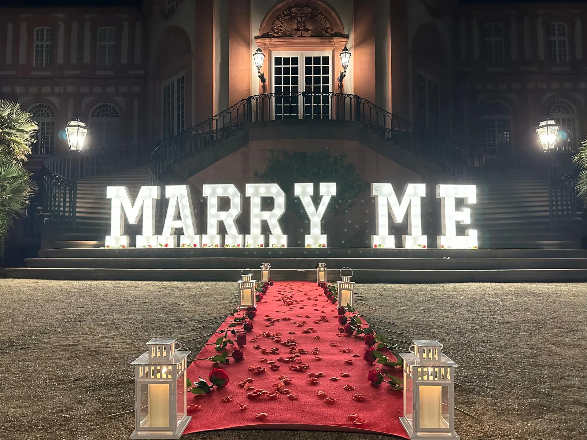 MARRY ME Buchstaben Deko bei Nacht
