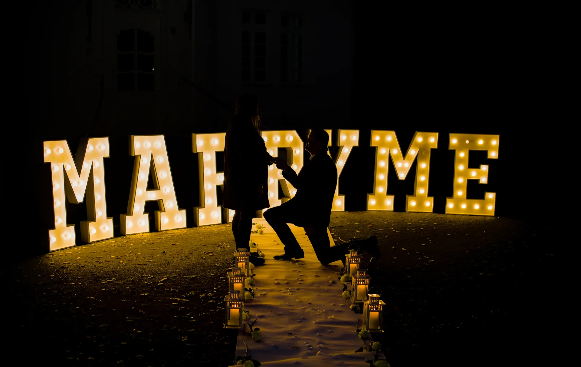 Heiratsantrag an der Paesmühle in Straelen mit MARRY ME Leuchtbuchstaben