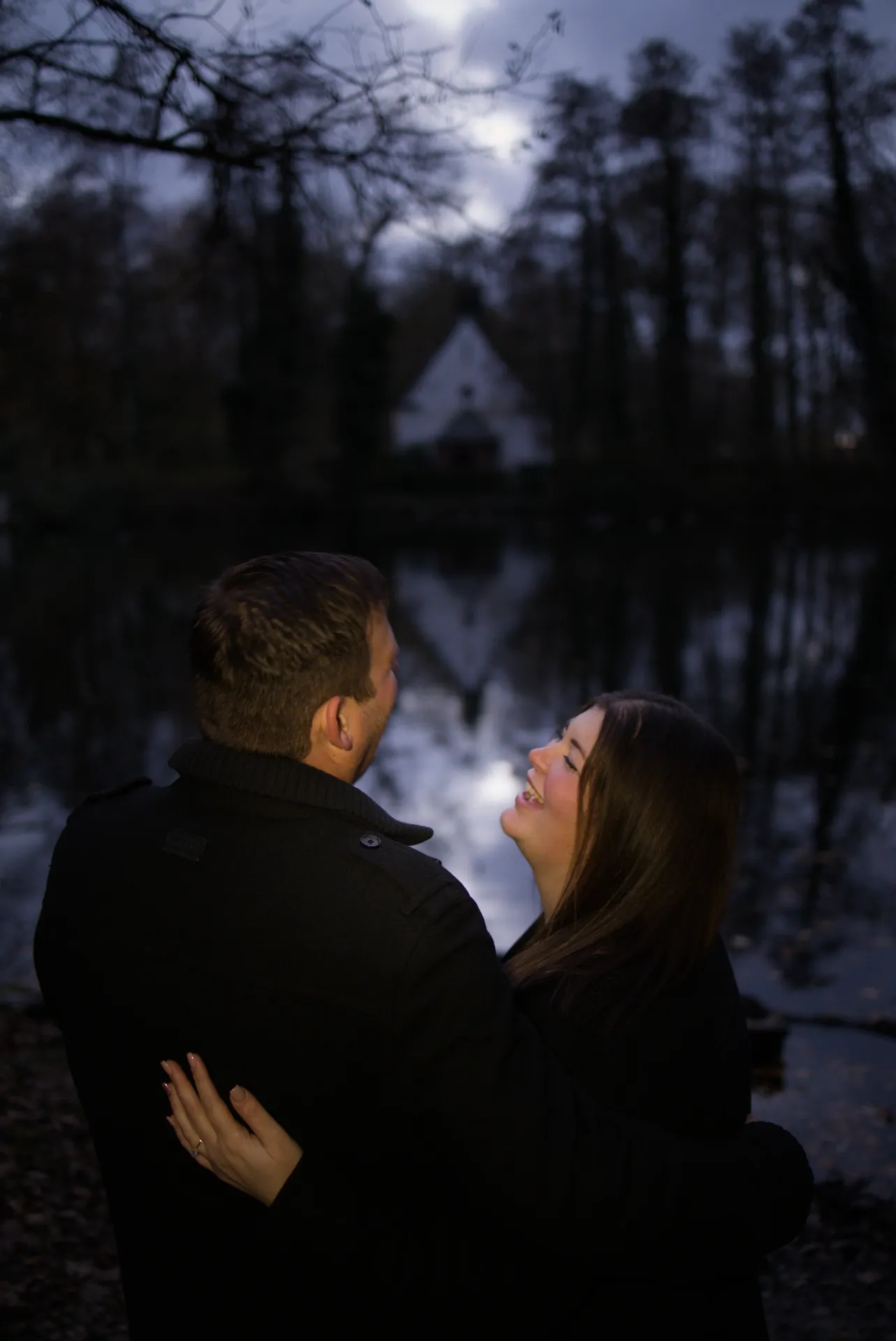 Romantische Atmosphäre bei der Heiratsantrag-Deko an der Paesmühle
