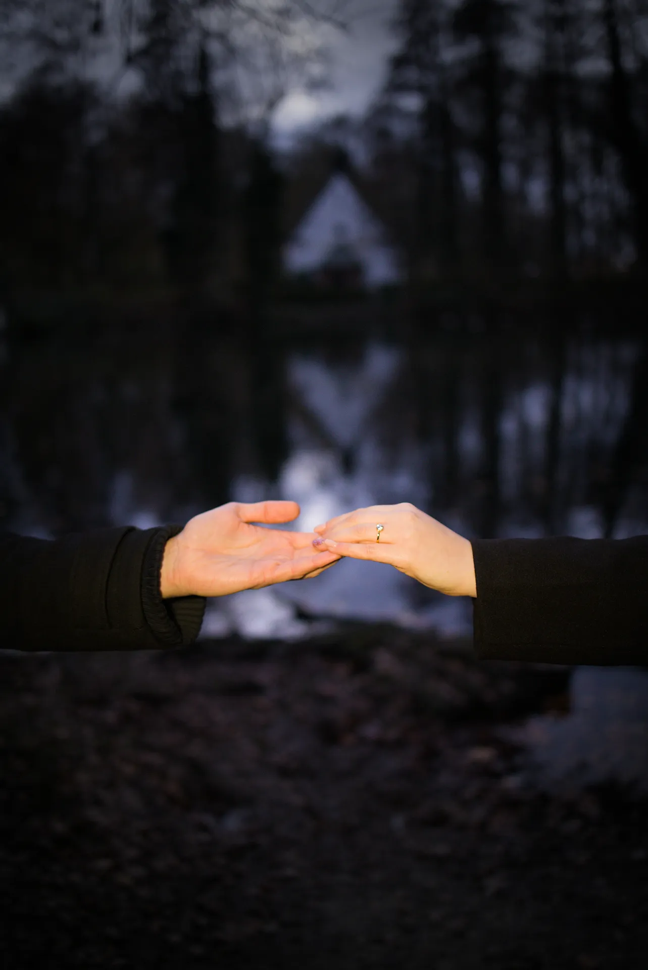 Romantischer Moment nach dem Heiratsantrag an der Paesmühle